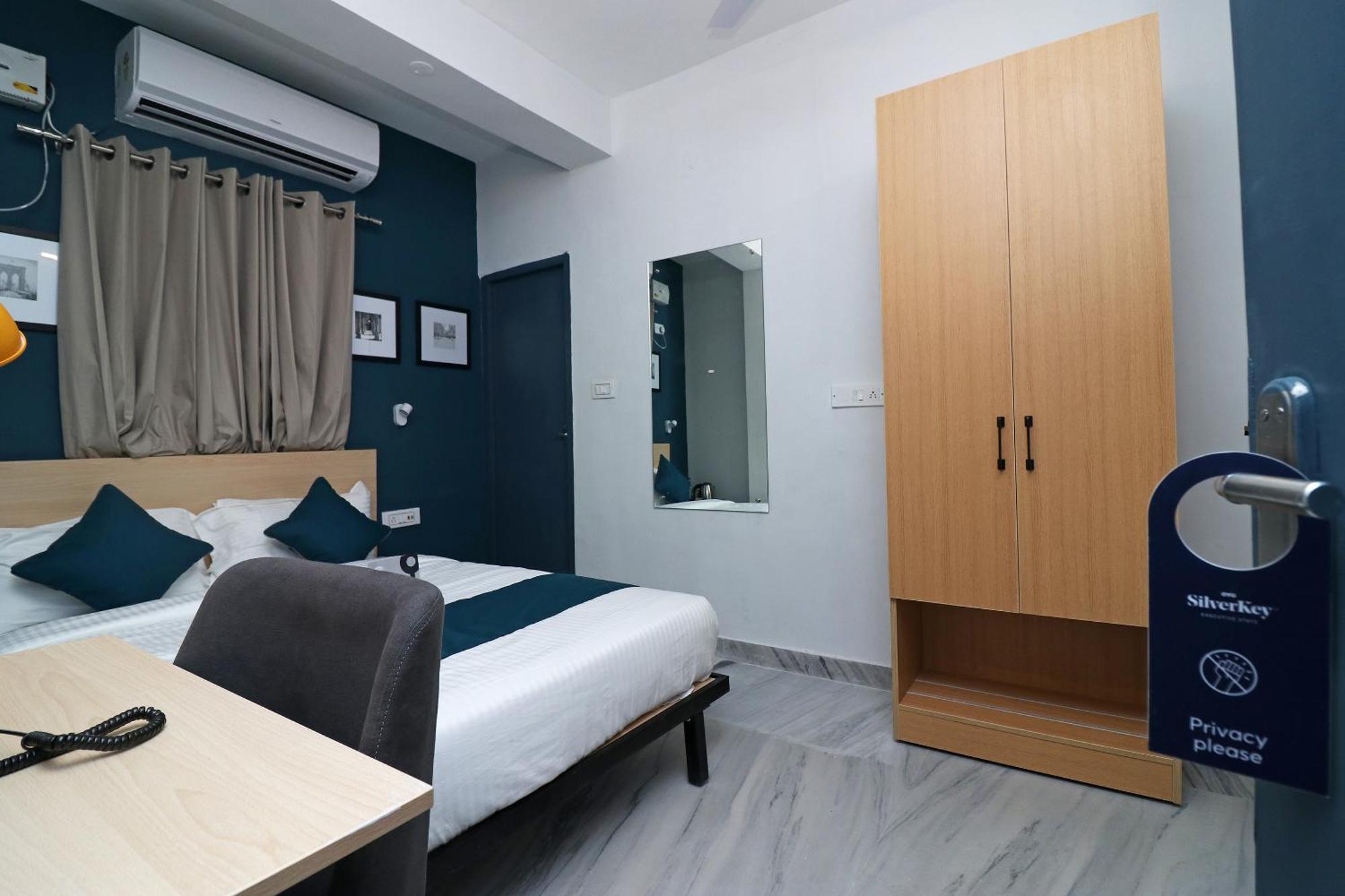 Hotel O Silver Key Deshapriya Park Near Kalighat Kali Temple